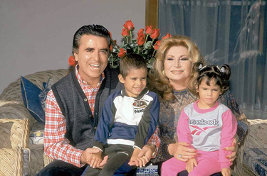 Rocío Jurado y José Ortega Cano posan junto a sus dos hijos adoptivos José Fernando y Gloria Camila