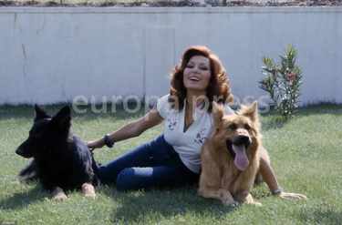 Rocío Jurado posando con 2 perros