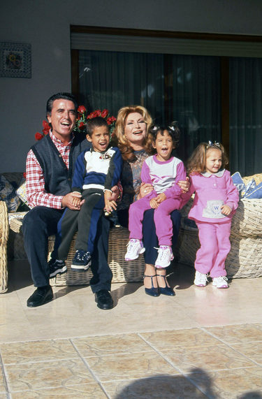 Rocío Jurado y José Ortega Cano posan junto a José Fernando y Gloria Camila
