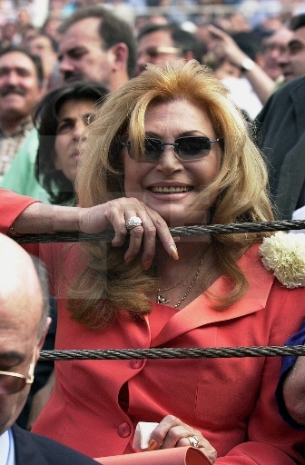 Rocío saluda desde la barrera en la que asiste a la Corrida de La Prensa celebrada en la Monumental de Las Ventas