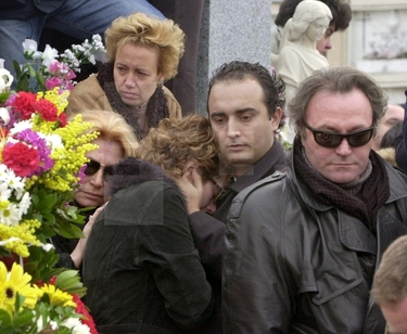 Rocío Carrasco consolada por Fidel Albiac durante el entierro de su padre