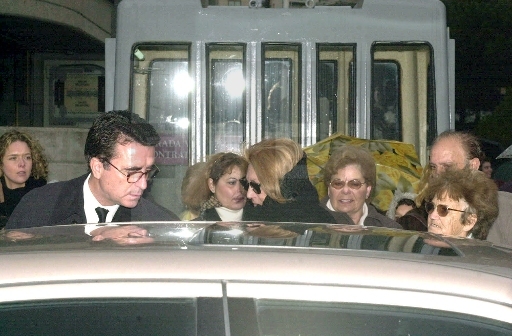 Rocío y José Ortega Cano en el tanatorio donde estaba instalada la capilla ardiente de Pedro Carrasco