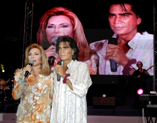 Rocío y José Luis Rodríguez «El Puma» durante el concierto ofrecido junto a la plaza de toros de Las Ventas de Madrid