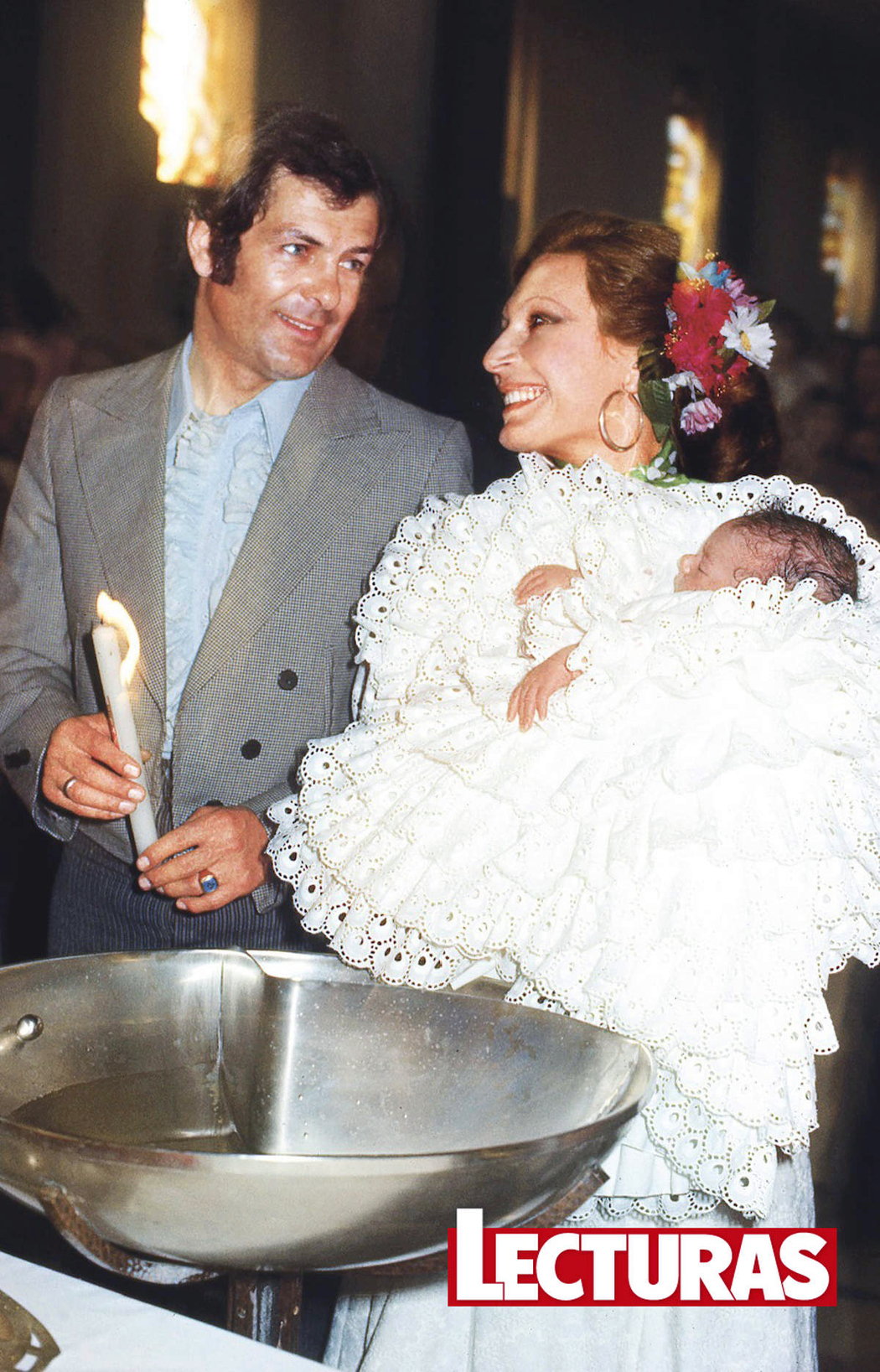 Rocío Jurado junto a Pedro Carrasco en el bautizo de Rocío Carrasco celebrado en la iglesia de Nuestra Señora de Huelva