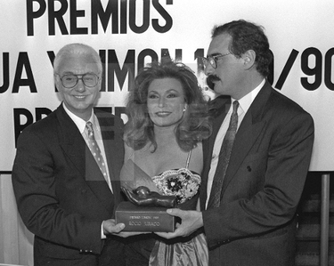 Rocío ha recibido el premio «Limón 1989» de manos de los periodistas Agustín Trialasos y Carlos Herrera