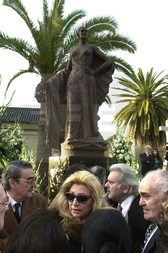 Rocío asiste a la inauguración del mausoleo dedicado a la cantante Juanita Reina