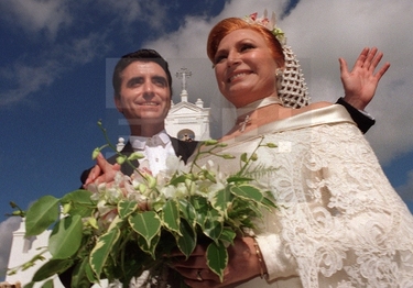 José Ortega Cano y Rocío saludan al público asistente tras la ceremonia religiosa de su enlace matrimonial