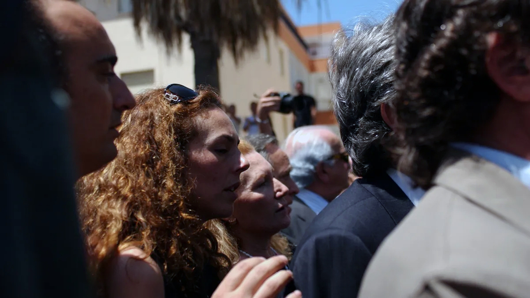 Rocío Carrasco tras el féretro con los restos mortales de su madre.