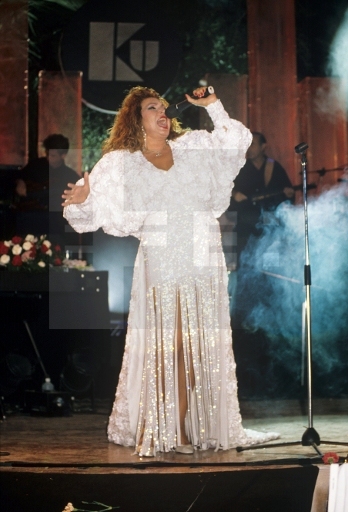 Rocío Jurado actúa durante el certamen «Lady España» 1989