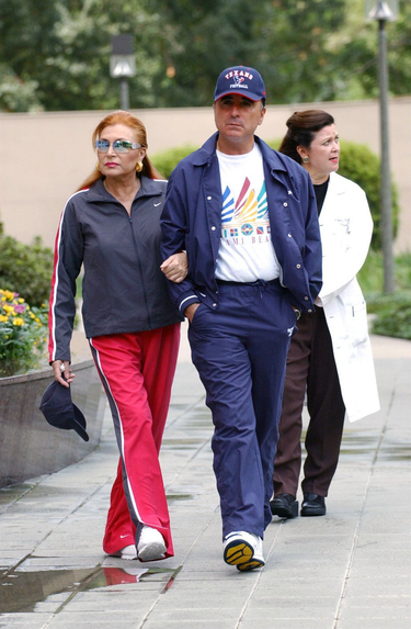 Rocío Jurado y José Ortega Cano paseando por las instalaciones del Anderson Hospital de Houston