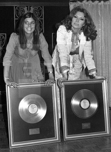 Jeanette y Rocío reciben el Disco de Oro por el éxito de sus canciones «Corazón de poeta» y «Como una ola»