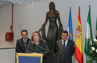 La prima de Rocío, José Loaiza y Antonio Peña durante la firma del convenio para la apertura del Museo Rocío Jurado