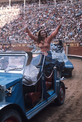 Rocío Jurado saluda al público durante un evento celebrado en la madrileña Plaza de las Ventas